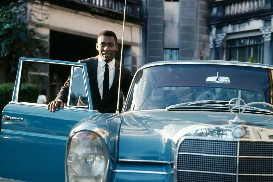 El 'Rey Pelé' y sus curiosos y elegantes carros