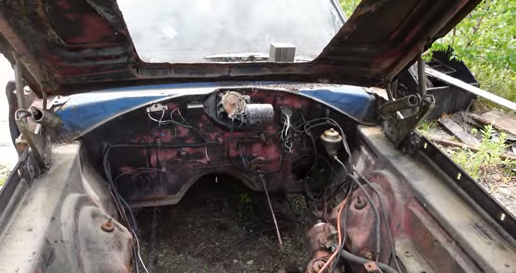 Steve Magnante barn find Dodge Charger, engine bay