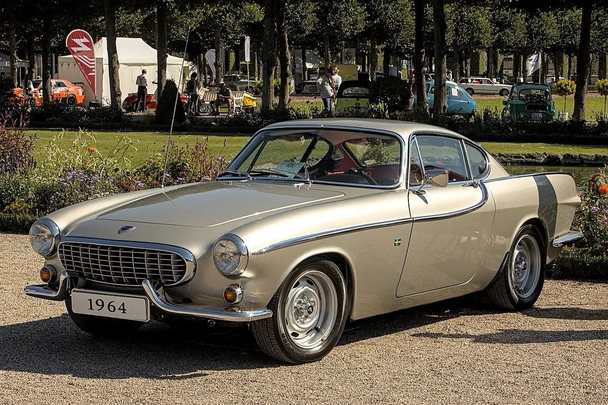 Volvo_P1800_Coupe in gold, parked