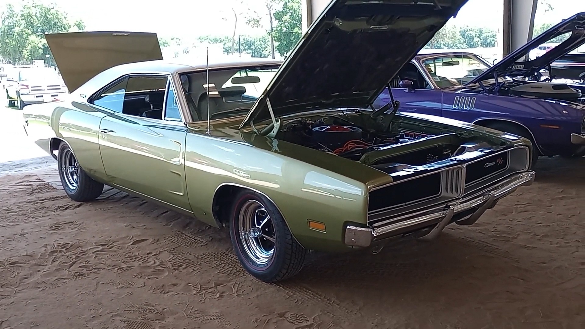 Beautifully Restored 1969 Dodge Charger R/T Flexes 440 Muscle and Rare Stripe Delete - autoevolution