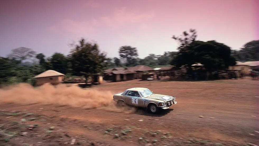 11 rallye bandama an der elfenbeinküste, 9 bis 14 dezember 1979 die rallye endet mit einem vierfachsieg der mercedes benz 450 slc 50 c 107 fotosignatur der mercedes benz classic archive 2001m102 11th rally bandama along the ivory coast, 9 to 14 december 1979 the rally ended with a quadruple victory for the mercedes benz 450 slc 50 c 107 photo signature in the mercedes benz classic archives 2001m102