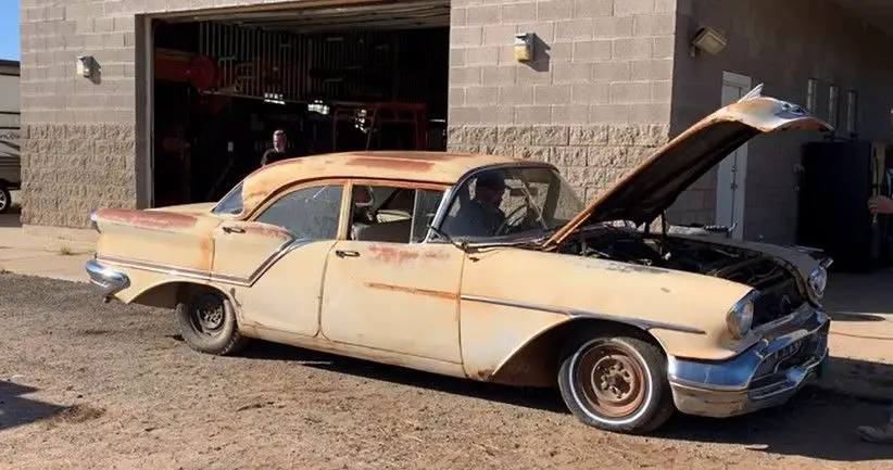 Oldsmobile Rocket 88, barn find outside garage