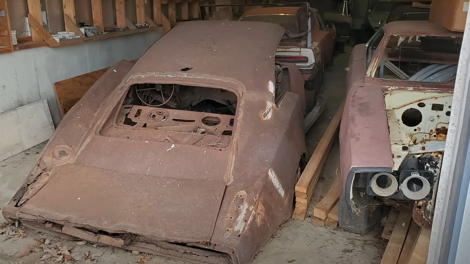 a rusted dodge daytona