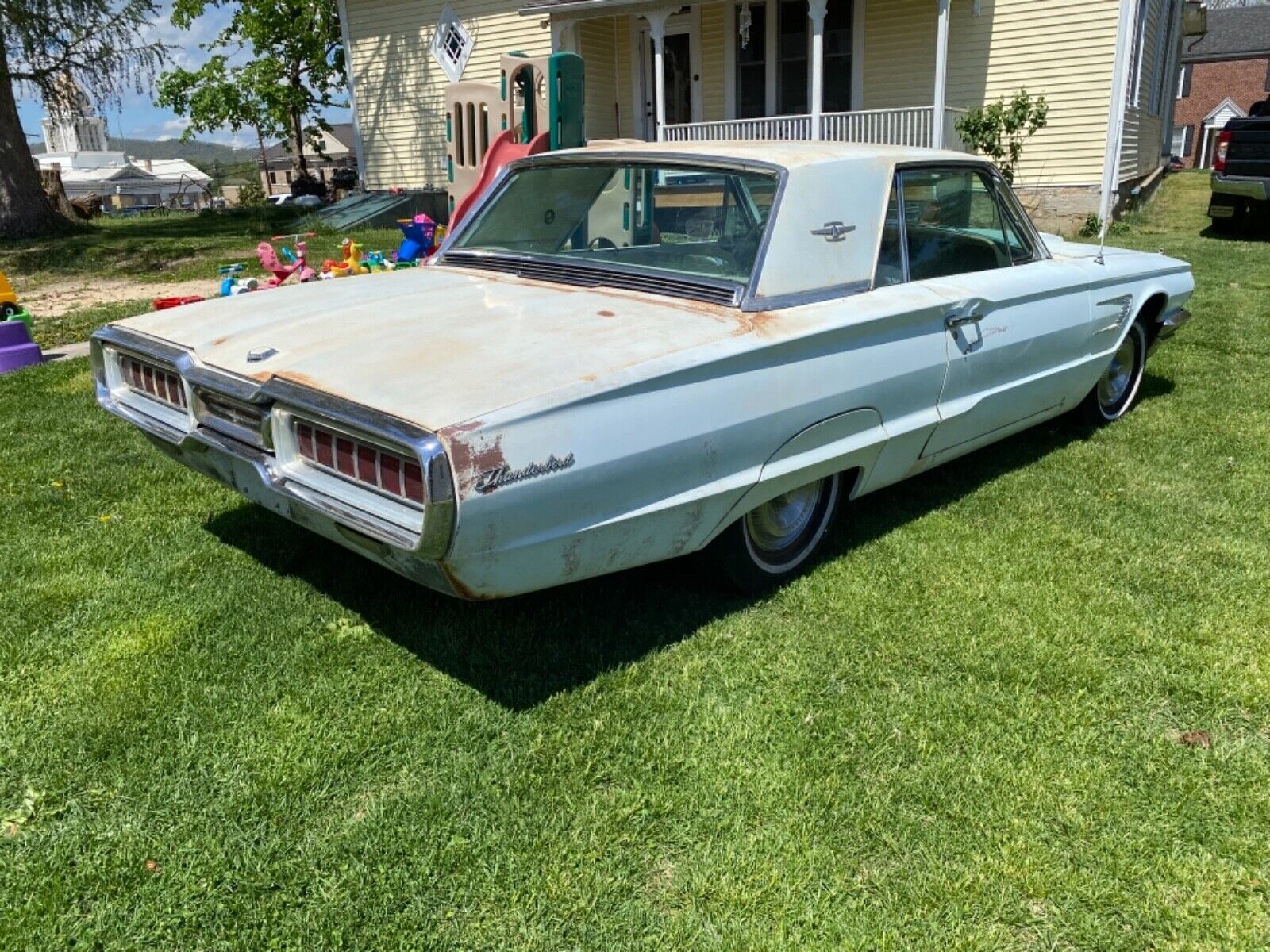 Unrestored 1965 Ford Thunderbird Found in a Carport, Parked Since 1988 - autoevolution