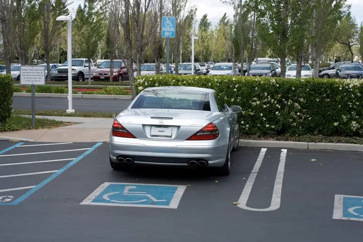 Steve Jobs didn't just change cars constantly. Parking in the slot for disabled people is a habit of his that many people criticize - Photo: Luxury Launches